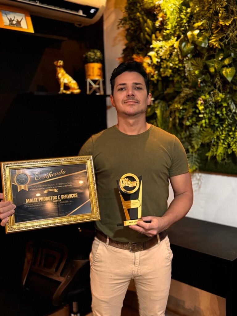 Edinho Maliz com o troféu e certificado Prime 2025